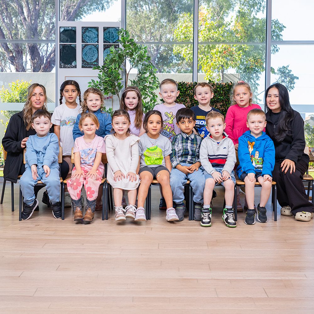 A whole-room group photo of kinder children